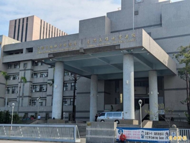 高雄男情緒失控酒毒駕連撞民宅持刀搶超商還縱火遭訴