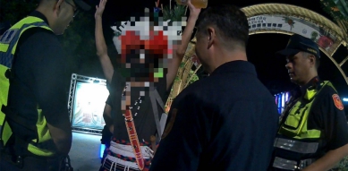 蒙面攜刀男子豐年節定點舉牌｜花蓮縣政府：尊重人民依法表達意見的權利，但以安全維護為最高原則，警察局局長范織坤：警方強制作為並無不當！