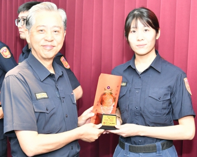 警員沈安琪負傷成功奪刀局長吳敬田公開表揚稱讚