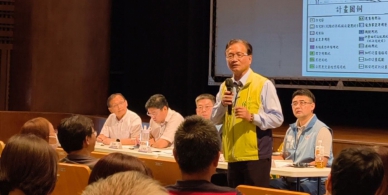 中山高彰化交流道特定區細部計畫，彰化市長林世賢（站者）提建議。（照片公所提供）