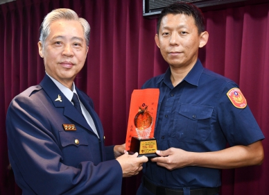 手滑心慈助姊弟倆度難關    吳敬田表揚肯定義行嘉為