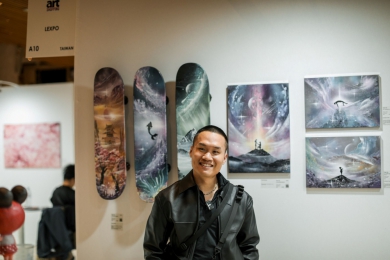 嘉義福容voco攜手噴畫藝術家戴永恩 推出星空旅人噴漆畫展  住宿送「星空旅人」紀念明信片