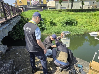 高雄楠梓區後勁溪有死魚漂浮業者違規排放依法告發