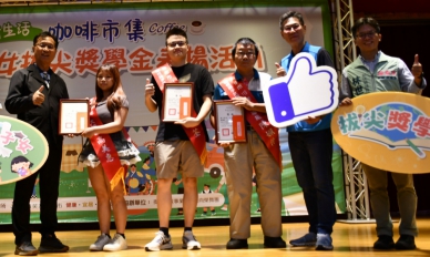 彰化市長林世賢（左1）頒發新住民子女拔尖獎學金。（照片公所提供）