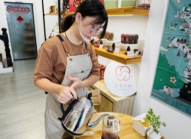 「甜茶小姐」從電影夢到茶香路 微創鳳凰貸款助打響新茶甜點