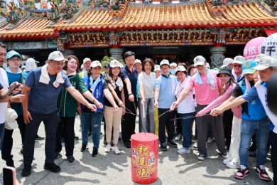 南投指南宮城隍爺聖誕遶境祈安 許縣長點起馬炮祈福