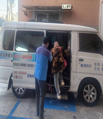 一趟車的距離，拉近長輩與社區的連結