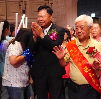 員林市表揚46名模範父親，由代市長賴致富陪同入場。（照片公所提供）