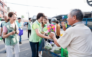父親節透早，陳素月到果菜市場向農友問安。（照片競選提供）