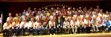 彰化表揚模範父親，市長林世賢（前排中）與模範父親合影。（照片公所提供）