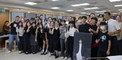 員中第23屆美術班畢展17名同學作品水準受到校長楊豪森（前右）和師長、來賓、家長的讚許。（照片員中、公所提供）