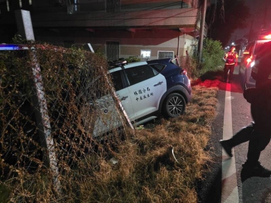 高雄警車深夜自撞種苗園一員警擦挫傷送醫
