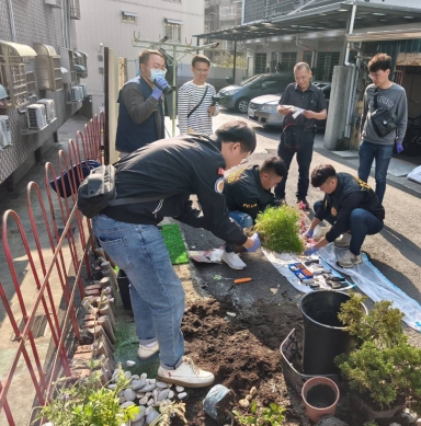 吳姓嫌犯擁槍  埋在花盆下避查  海巡與竹崎分局警眼尖揪出槍彈  驚見改造手槍與百發子彈