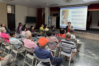 白河警結合新營監理站「高齡換照服務」後壁區公所交安及廉政宣導