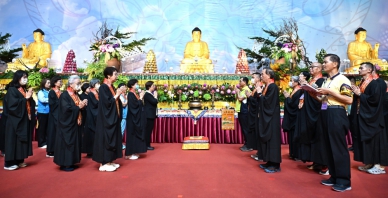 「中部全國供佛齋僧大會」彰化體育館登場,王縣長(前中)到場為台灣祈福。(照片縣府提供)