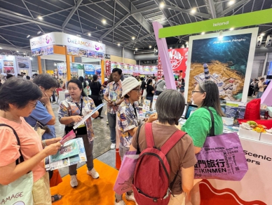 澎管處揪團赴2026新加坡秋季旅展，拓展澎湖國際旅遊市場! 澎管處表示，澎湖春季適宜跳島、巡航賞鷗，夏季享受花火、沙灘及水域活動，秋冬淡季適合慢遊聚落、品味壯闊海岸景色及海鮮美食。未來將持續協助整合相關觀光資源，深化與新加坡旅遊市場的交流合作，從熱力四射的夏日花火，到肥美誘人的秋冬海鮮，讓新加坡旅客全年都能在澎湖找到適合自己的旅遊理由，帶動新加坡暑假及秋冬季節赴澎旅遊人潮，開創澎湖國際觀光發展新契機。