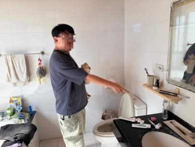 嘉縣高中教師李品澔  涉嫌在住處廁所以手機錄影偷拍如廁未成年學生  嘉義地檢署偵結起訴並公開姓名及犯罪地點  求處有期徒刑 4 年