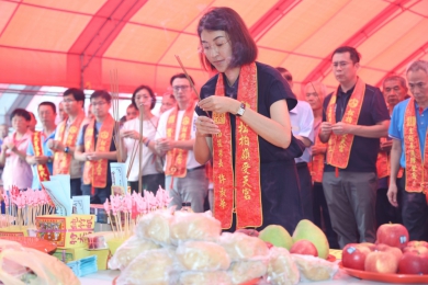 松柏嶺受天宮中元普度盛大開香　 許縣長祈願合境平安感謝贊普物資轉贈弱勢展現宗教公益力量（圖2縣府提供）