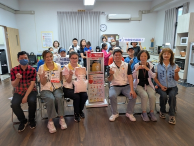 本縣竹鹿區婦女服務中心與AED推廣協會媒合捐贈急救設備嘉惠竹鹿區綜合社福館及周邊鄰里（圖5縣府提供）