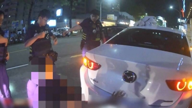 醉友倒臥後座高雄警方查獲槍枝與毒品
