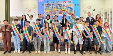 開學前夕，彰化家扶發給家扶學子獎助學金。（照片家扶提供）