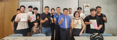 東山國小校友會長曹榮源（前排中），頒獎學金給7名大學統測成績優異校友， 每人一千元。（照片東山提供）