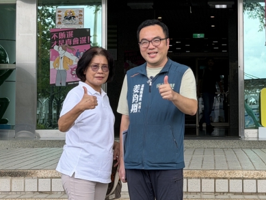 姜梅紅議員陪同姜鈞翔完成參選登記 期盼延續服務為地方承擔