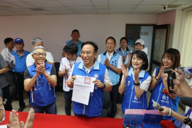 國民黨彰化縣長候選人魏平政辦妥登記,但身旁不見同黨籍彰化縣長王惠美。(照片魏陣營提供)