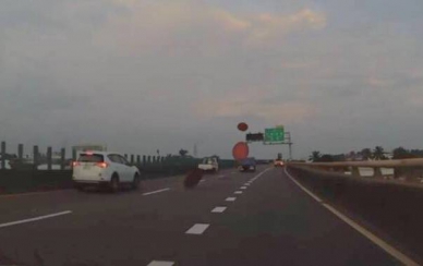 高雄台88快速道路貨車桌板噴飛引網怒警方開罰