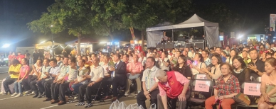 永靖鄉「苗木星光音樂會」,鄉長魏碩衛(前排中)與鄉民共度秋夜。(照片公所提供)