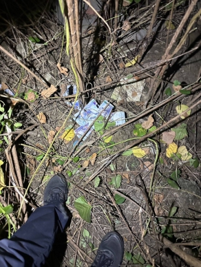 車手與收水暗夜遁入草叢  嘉市北鎮所警喊話【有蛇出沒】奏效  車手與收水投案  查扣被詐現金26萬
