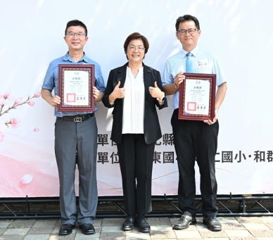 王縣長（中）表揚包括2名師鐸獎的770名教育人員。（照片縣府提供）