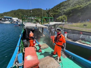 綠島漁船冒濃煙｜海巡消防迅速撲滅