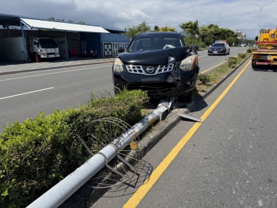 前立委廖國棟疑恍神｜開車上分隔島撞斷路燈