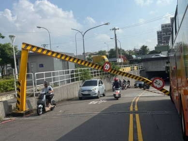 高雄仁武遊覽車撞斷涵洞限高架