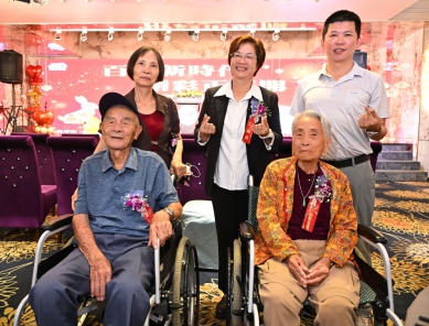彰化縣高齡同學會，王縣長（後排中）與結婚80年的橡樹婚夫妻合影。（照片縣府提供）