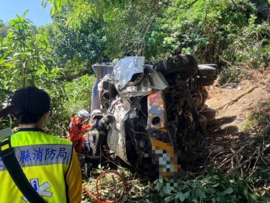 70歲駕駛慘亡｜砂石車翻落太麻里金針山路彎路邊坡