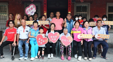縣長王惠美拜訪百歲人瑞「蘇阿月」阿嬤。（照片縣府提供）