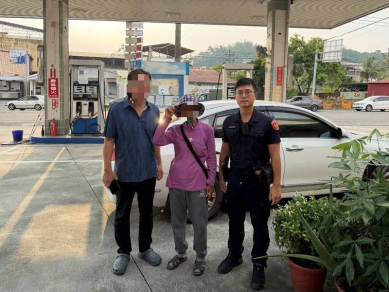 加完油忘記老母去上廁所粗心兒開40多公里才驚覺老母沒上車