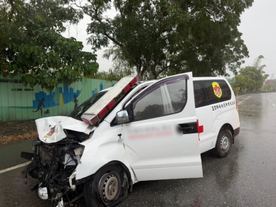 超高速民營救護車衝入對向車道｜1死4傷，光復中興路段三車連環撞，大安村長徐振雄協助救援傷患！