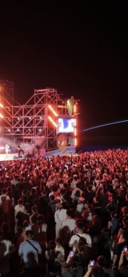 周湯豪、安心亞、怕胖團重磅壓軸！周湯豪壓軸登場氣場全開　萬人齊唱〈帥到分手〉嗨翻觀音亭！連唱經典金曲掀全場高潮　曝每次來澎湖演出必做的「海邊儀式」「2026澎湖追風音樂燈光節」10/3 熱浪搖擺夜萬人沸騰 演唱會完美落幕燈光展演持續閃耀