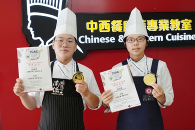「TCAC台灣國際廚藝美食挑戰賽﹂，大葉兩同學鍾耀樂、陳貴蓮獲金牌。（照片大葉提供）