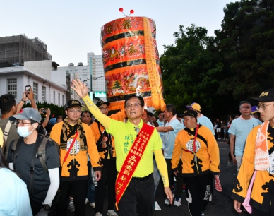 南瑤宮結束祈安遶境回彰化，市長林世賢帶領信眾迎接媽祖鑾轎。（照片公所提供）