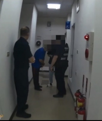 偷拍狼現蹤東華大學｜手機從隔板上方伸入女廁，女學生驚逃呼救時遭嫌犯從後抱住摀住嘴巴恐嚇，其他學生聞訊制伏嫌犯送警法辦！