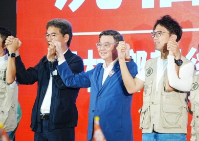 「洋劉來林」！雲林縣長候選人劉建國、台北市長候選人沈伯洋互贈筍子與戰鬥陀螺 期盼台北順起來、雲林動起來！