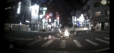 男子騎機車帶孩童四貼  遭轉彎自小貨撞及 驚悚畫面被民眾行車紀錄器拍下  送醫後均無生命危險