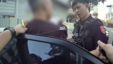 高雄23歲男車燈不亮被警方盤查搜出上百包毒品