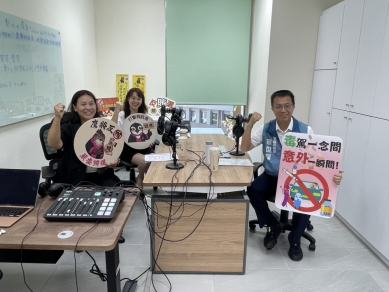 檢察署﹁Podcast節目（法律沃伊絲）﹂，縣警局長陳世煌（右）提醒選民﹁明辨真假，選前不踩雷﹂。（照片彰檢提供）