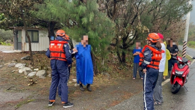 巨浪洶湧於前面不改色｜颱風遠離管制未解，花東5人違規遭舉發！