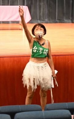​高雄舉牌姊選議員抽號碼員警擔心脫衣全程戒備